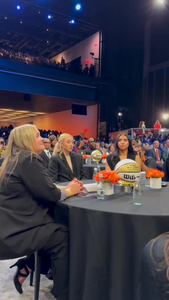 今天这穿搭，差点没认出来！佩奇-布克斯当选WNBA状元后十分淡定